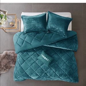 Velvet teal comforter set Twin/twin XL.